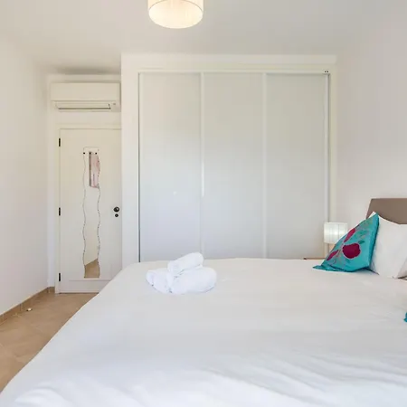 #025 Charming 3br Appartement